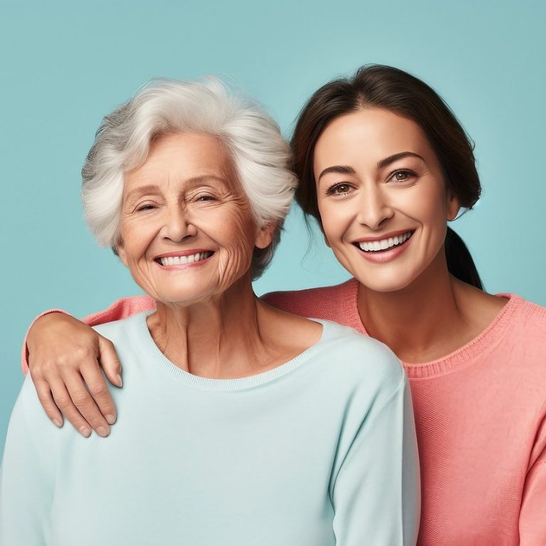 Cuidadora y persona mayor Mujeres sonrientes, una mayor con cabello canoso y una más joven, en un fondo azul.